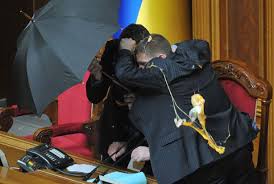Kështu duhet të hidhet veza! Një deputet i opozitës duke goditur me vezë kryetarin e Kuvendit të Ukrainës në vitin 2010 si protestë ndaj miqësimit me Rusinë. 