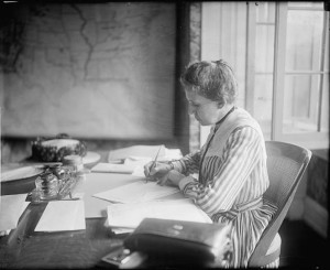 Ida Tarbell u përball me korporatën më të fuqishme të kohës së saj, Standard Oil, duke zbatuar atë që gazetarët investigativë e njohin sot si “Gjurmët e dokumenteve.” (Foto: Libraria e Kongresit)